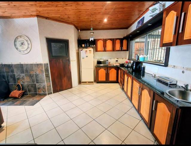 6 BEDROOM HOUSE FOR SALE IN ROOIHUISKRAAL